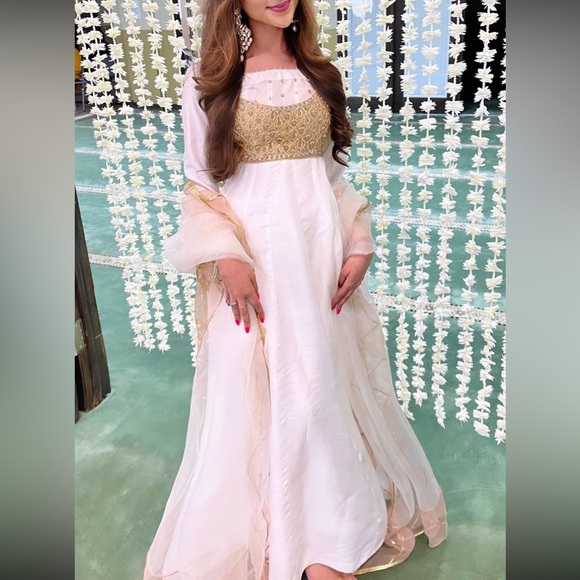 Pakistani Pishwaas/ Dress - Picture 2 of 2